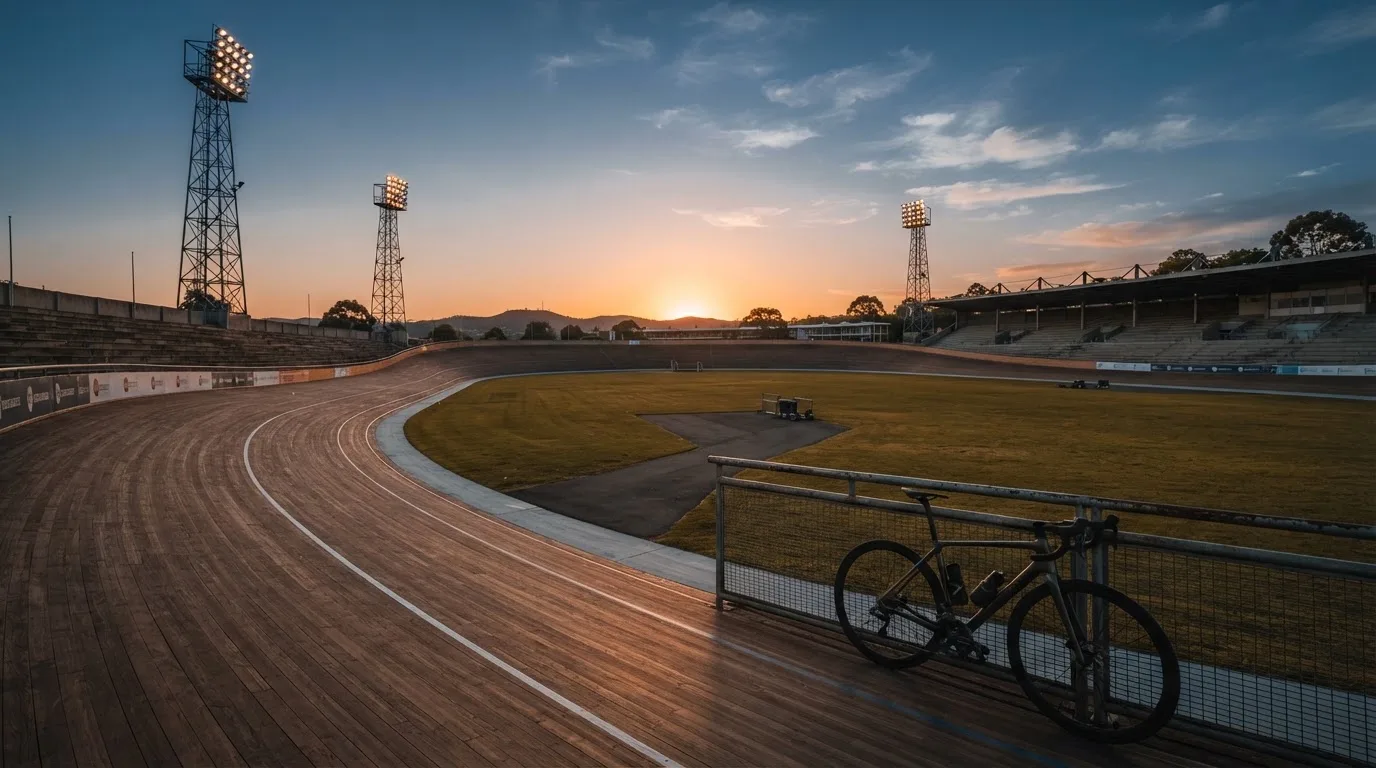 Un estadio de fútbol vacío con torres de iluminación al atardecer